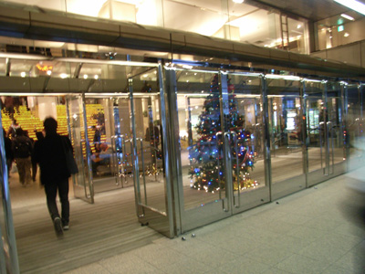 東京厚生年金会館のクリスマスツリーの写真１